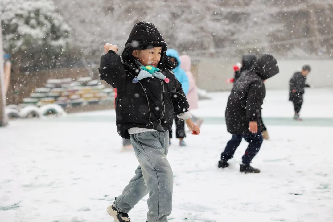 小朋友玩雪照片图片