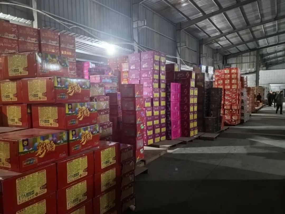 程某未办理烟花爆竹经营许可证,在店铺仓库里非法储存烟花爆竹497件