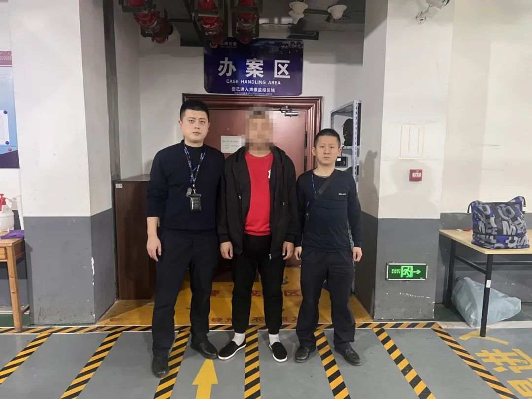 抓捕嫌疑人于某在景宁街头张贴涉黄小卡片