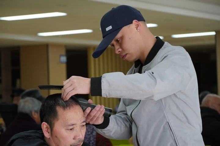 上门为特殊人群义剪遂昌这位理发师坚持了十三年