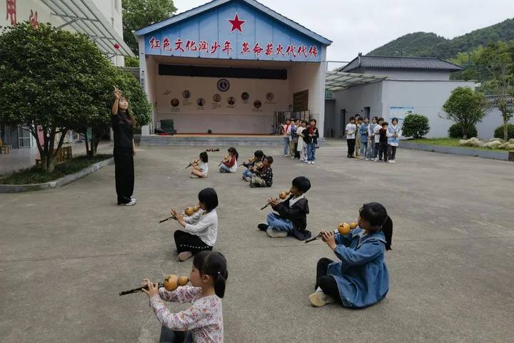 时的场景,朱梦玉很是动容,"山区的冬天格外冷,由于学校排练场地有限