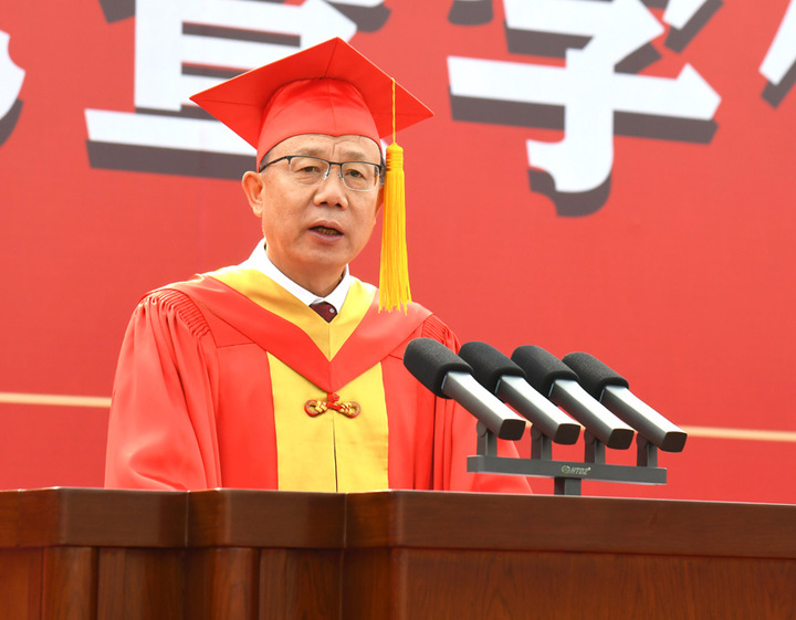 山西大学:行而不辍 未来可期今年,这些高校校长们又在毕业这一刻留下