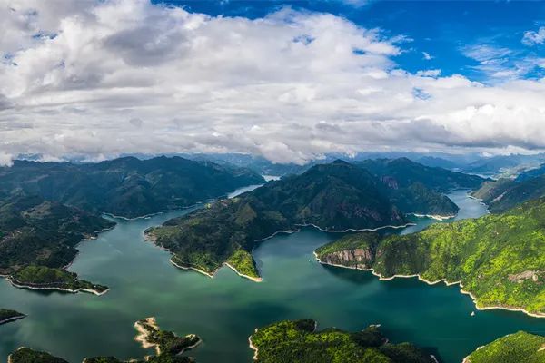 青田水域面积共计100平方公里,其中千峡湖库区水域面积有30多平方公里